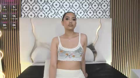 Snapshot of beella_tay1 chatting on 10-21-25, 01:12 BELLA online show from 10-21-25, 01:12