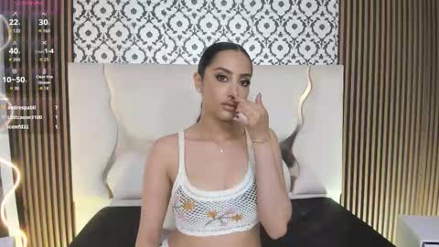 Snapshot of beella_tay1 chatting on 10-22-25, 01:17 BELLA online show from 10-22-25, 01:17