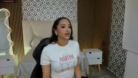 Snapshot of beella_tay1 chatting on 10-28-25, 02:42 BELLA online show from 10-28-25, 02:42