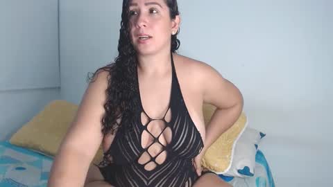 Snapshot of bela_hadid05 chatting on 10-12-25, 11:48 hadid online show from 10-12-25, 11:48