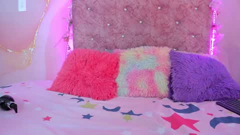 Snapshot of bella__sweets chatting on 01-20-25, 07:04 Melanie online show from 01-20-25, 07:04