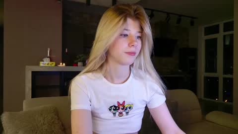 Snapshot of bella_amoury chatting on 03-08-25, 02:12 Bella online show from 03-08-25, 02:12