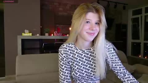Snapshot of bella_amoury chatting on 03-10-25, 09:18 Bella online show from 03-10-25, 09:18