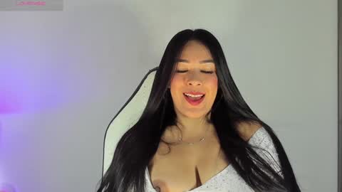 Snapshot of bella_hadid1_ chatting on 12-12-24, 01:06 Laura online show from 12-12-24, 01:06