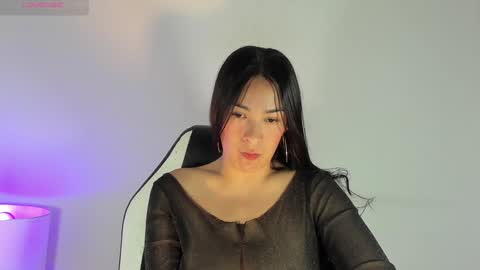 Snapshot of bella_hadid1_ chatting on 02-08-25, 03:10 Laura online show from 02-08-25, 03:10