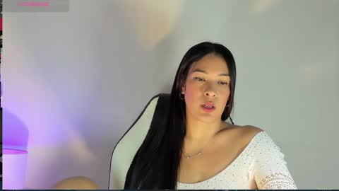 Snapshot of bella_hadid1_ chatting on 02-16-25, 07:04 Laura online show from 02-16-25, 07:04