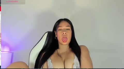 Snapshot of bella_hadid1_ chatting on 02-24-25, 06:58 Laura online show from 02-24-25, 06:58