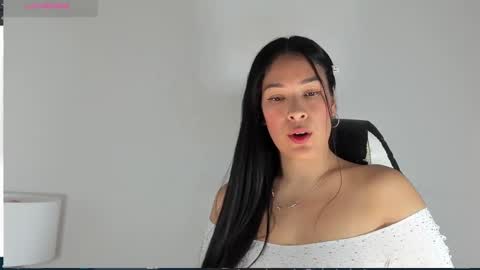 Snapshot of bella_hadid1_ chatting on 03-02-25, 09:01 Laura online show from 03-02-25, 09:01