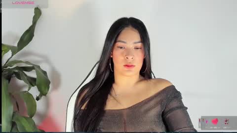 Snapshot of bella_hadid1_ chatting on 03-04-25, 03:44 Laura online show from 03-04-25, 03:44