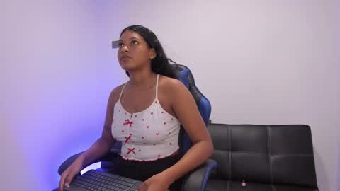 Snapshot of bella_jamez chatting on 12-18-25, 07:47 Isa online show from 12-18-25, 07:47