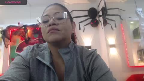 Snapshot of bella_lady_1_ chatting on 10-23-25, 12:04 lady online show from 10-23-25, 12:04