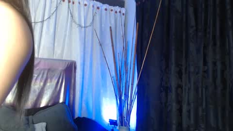 Snapshot of bella_lr chatting on 09-24-25, 01:31 Valentina online show from 09-24-25, 01:31