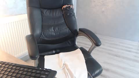 Snapshot of bella_miax chatting on 12-17-24, 10:34 online show from 12-17-24, 10:34