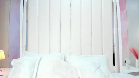 Snapshot of bella_miia_ chatting on 10-16-25, 01:01 Mia online show from 10-16-25, 01:01