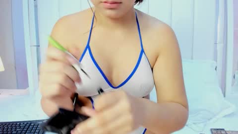 Snapshot of bella_miia_ chatting on 10-17-25, 01:25 Mia online show from 10-17-25, 01:25