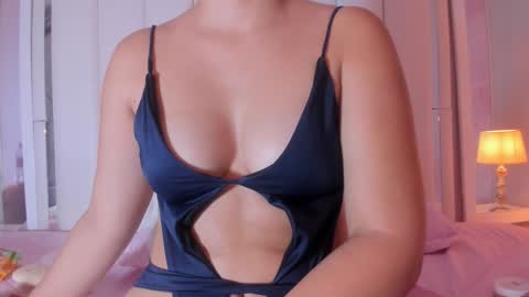 Snapshot of bella_miia_ chatting on 10-25-25, 01:07 Mia online show from 10-25-25, 01:07