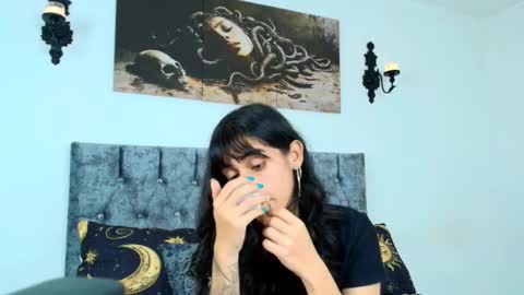 Snapshot of bella_poisonous chatting on 10-18-25, 11:05 Bella online show from 10-18-25, 11:05