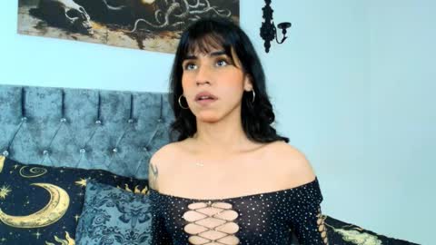 Snapshot of bella_poisonous chatting on 10-27-25, 12:58 Bella online show from 10-27-25, 12:58