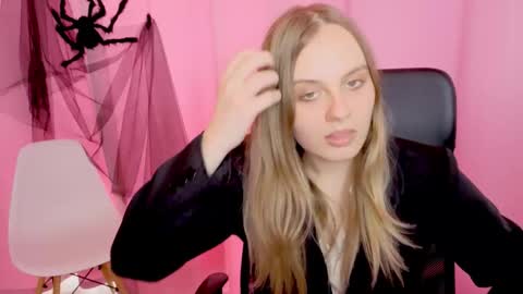 Snapshot of bella_swonn_ chatting on 11-24-25, 11:32 Bella online show from 11-24-25, 11:32