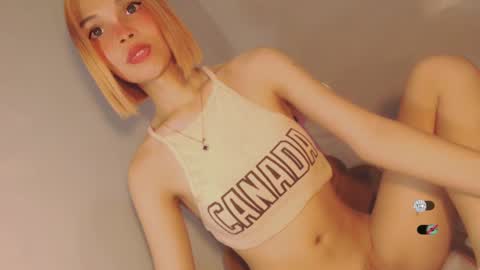 Snapshot of bella_tara chatting on 12-17-24, 11:49 Bella online show from 12-17-24, 11:49
