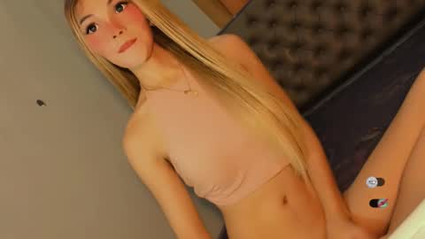 Snapshot of bella_tara chatting on 09-20-25, 12:44 Bella online show from 09-20-25, 12:44