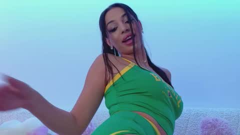 Snapshot of bella_vixen_ chatting on 10-09-25, 07:56 Bella online show from 10-09-25, 07:56