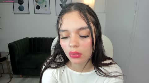  Bella Hadid  online show from 01-04-25, 07:34