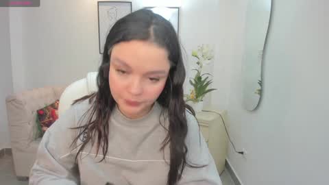  Bella Hadid  online show from 01-07-25, 11:16