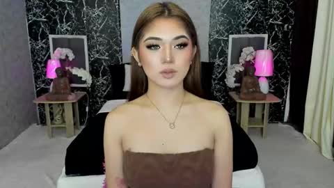 Snapshot of bellabrown_19xxx chatting on 11-05-25, 05:51 Bella online show from 11-05-25, 05:51