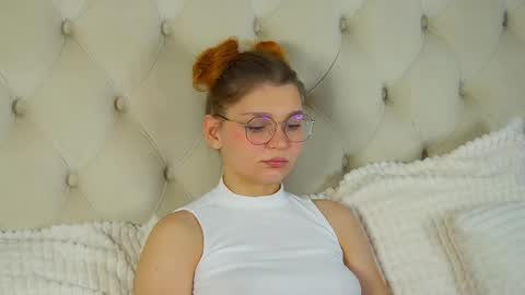 Snapshot of bellamarebelle chatting on 11-18-25, 05:01 BellaMarebelle online show from 11-18-25, 05:01