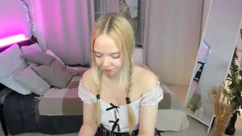 Snapshot of bellamontgomery chatting on 10-16-25, 10:11 Bella online show from 10-16-25, 10:11