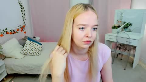 Snapshot of bellamontgomery chatting on 10-22-25, 10:09 Bella online show from 10-22-25, 10:09