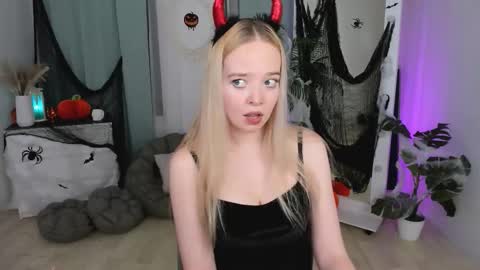 Snapshot of bellamontgomery chatting on 10-29-25, 10:11 Bella online show from 10-29-25, 10:11