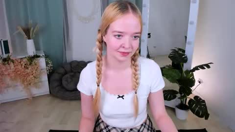 Snapshot of bellamontgomery chatting on 11-04-25, 10:42 Bella online show from 11-04-25, 10:42