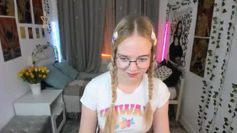 Snapshot of bellamontgomery chatting on 11-09-25, 11:36 Bella online show from 11-09-25, 11:36