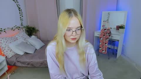 Snapshot of bellamontgomery chatting on 11-14-25, 10:07 Bella online show from 11-14-25, 10:07