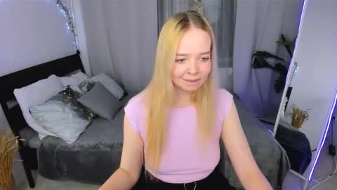 Snapshot of bellamontgomery chatting on 11-24-25, 08:41 Bella online show from 11-24-25, 08:41