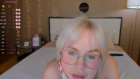 Snapshot of bellatip chatting on 10-25-25, 01:02 Bella online show from 10-25-25, 01:02