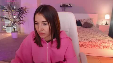 Snapshot of bellla_haddid chatting on 09-16-25, 01:17 Bella online show from 09-16-25, 01:17