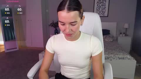 Snapshot of bellla_haddid chatting on 10-10-25, 01:15 Bella online show from 10-10-25, 01:15