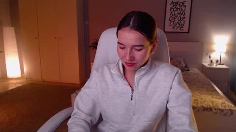 Snapshot of bellla_haddid chatting on 10-12-25, 01:04 Bella online show from 10-12-25, 01:04