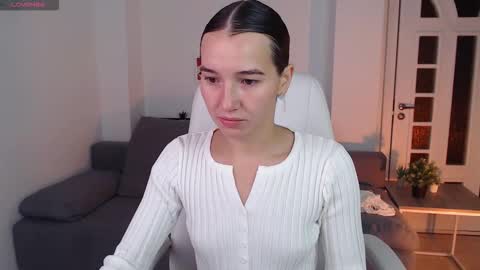 Snapshot of bellla_haddid chatting on 10-15-25, 01:17 Bella online show from 10-15-25, 01:17