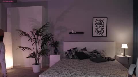 Snapshot of bellla_haddid chatting on 10-19-25, 01:06 Bella online show from 10-19-25, 01:06