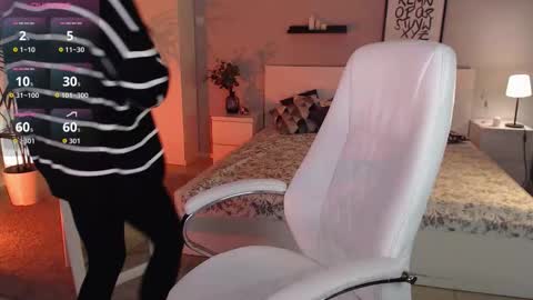 Snapshot of bellla_haddid chatting on 10-21-25, 01:06 Bella online show from 10-21-25, 01:06