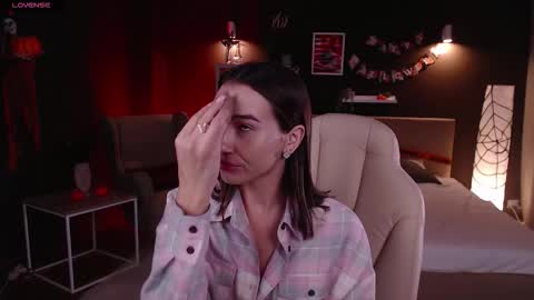 Snapshot of bellla_haddid chatting on 10-23-25, 01:05 Bella online show from 10-23-25, 01:05