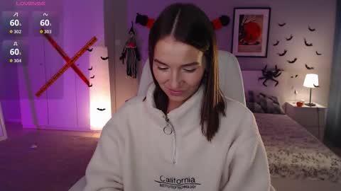 Snapshot of bellla_haddid chatting on 10-24-25, 01:57 Bella online show from 10-24-25, 01:57