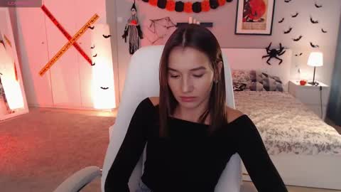 Snapshot of bellla_haddid chatting on 10-26-25, 01:33 Bella online show from 10-26-25, 01:33