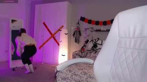 Snapshot of bellla_haddid chatting on 10-29-25, 01:41 Bella online show from 10-29-25, 01:41