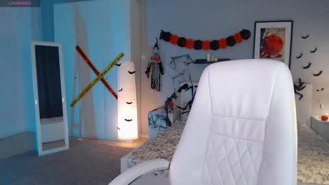 Snapshot of bellla_haddid chatting on 10-30-25, 01:40 Bella online show from 10-30-25, 01:40