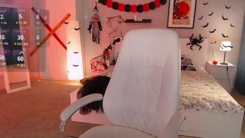 Snapshot of bellla_haddid chatting on 10-31-25, 01:17 Bella online show from 10-31-25, 01:17